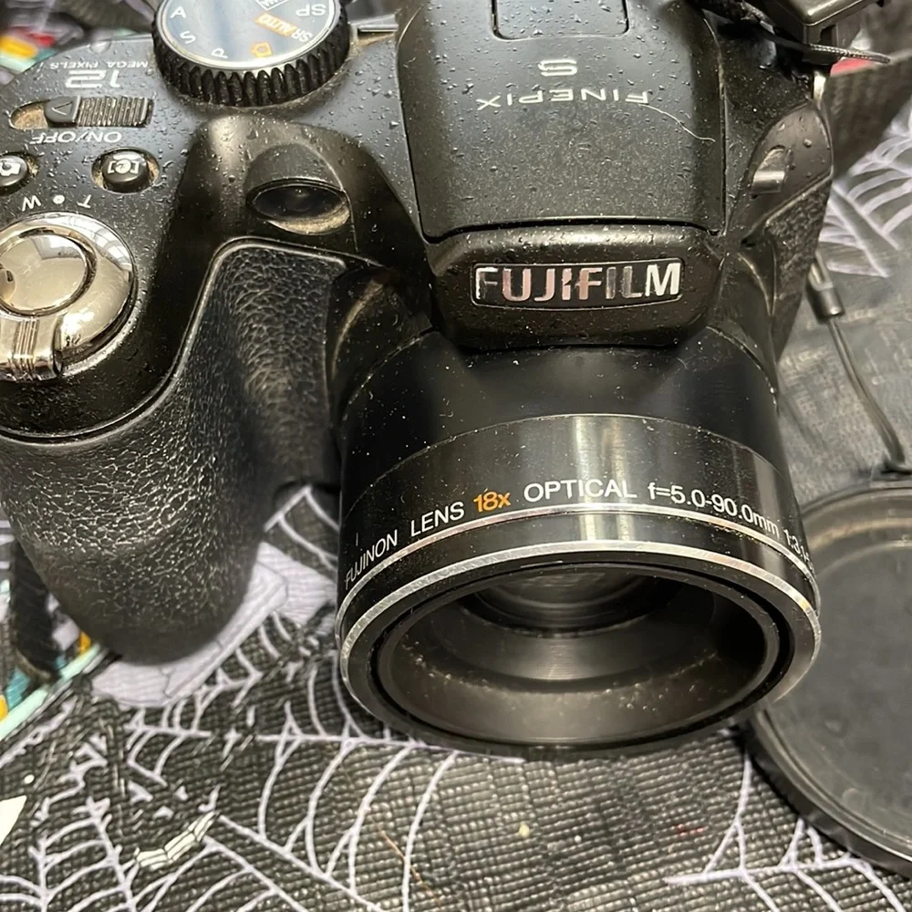 Fujifilm Finepix S1800 Camera